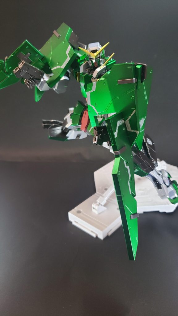 正面5
GNビームピストル
両ふくらはぎのホルスターに格納される拳銃型ビーム砲。GNスナイパーライフルとは逆に威力と射程距離で劣る分、連射性能と取り回しに優れる[55]。ホルスターは着脱が可能で、任務内容によっては装備されない場合もある。