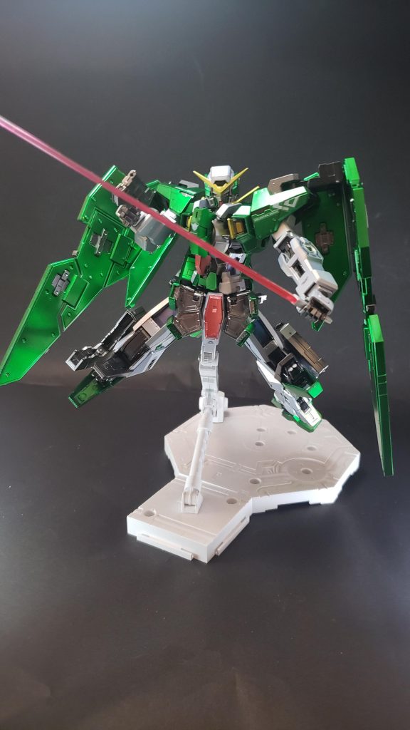 正面6
GNビームサーベル - 
腰背部のGNバーニア側面に計2基を装備する。機体の特性から積極的な攻撃には使用されず、敵の接近を許した場合の自衛が主な用途となる[55]。ニールは不要な装備として撤廃を進言し[56]、後継機のケルディムとサバーニャでは銃器自体に接近戦能力を付加する形で廃止されている。