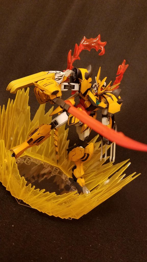 虎王剣
バーストモード時限定武器でバーストモードに反応しアーマーから最後のパーツであるヘッドパーツが射出され剣を生み出す!
剣が赤く見えるのはバーストモードのエネルギーを受けて加熱されている為。