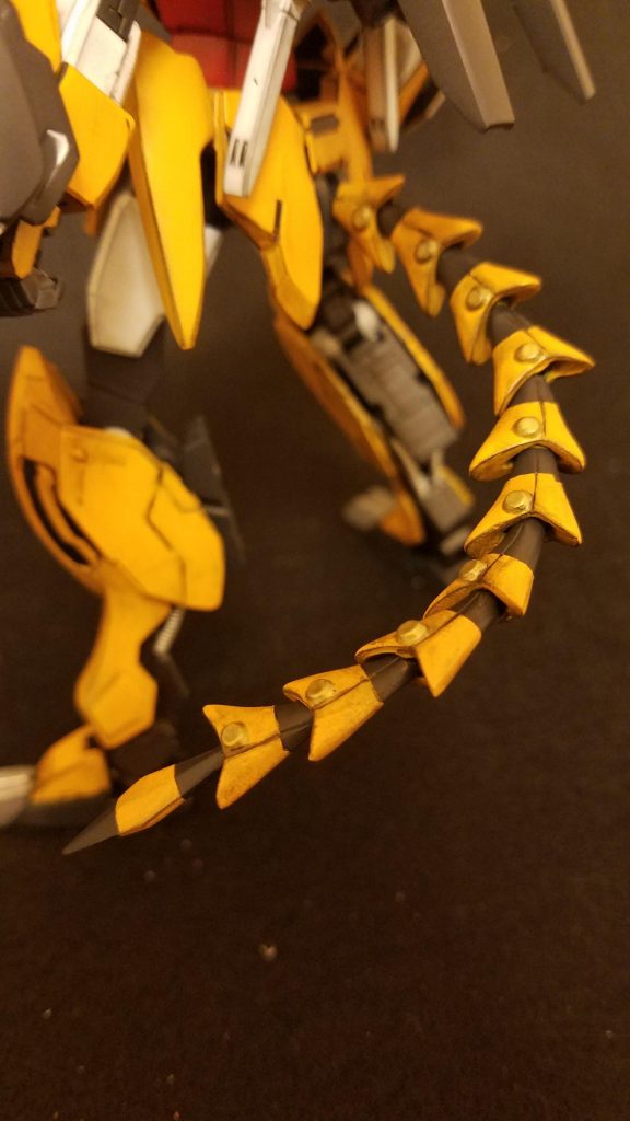 テイルウィップ
尻尾ですw
凪ぎ払いや相手の死角から突き刺す攻撃をします。
ガンダムエピオンのヒートウィップを加工しリード線をいれているのである程度、自由に動きます。