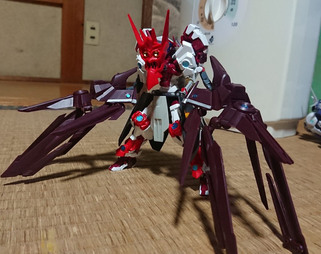 さらに変形機能も健在、プロポーションも変わりますますリボーンズガンダムと同じような変形プロセスになった鬼滅形態となります