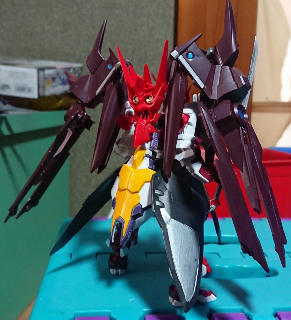 リアビュー
ボリュームアップの甲斐あってかなりごてごてした機体に生まれ変わり、ラスボス的な機体になりました。ちなみに武装面についてはサムライブレード「クニシゲ」、そして肩装甲の武装「変幻装殼」、ヒートロッドになっております