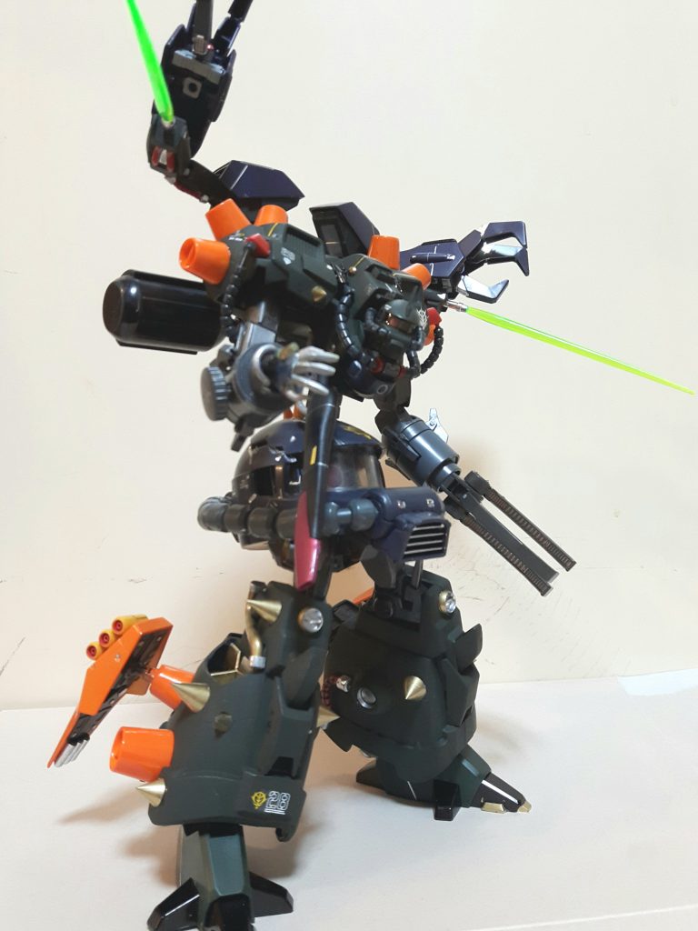 武器は右腕のザクマシンガン、胸部にガザCのビーム砲、背面アームの拡散ビーム砲、背面アームビームサーベル、脚部のファンネル。