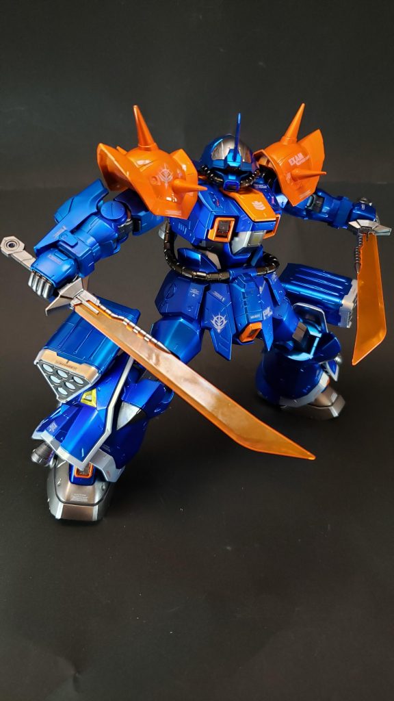 ヒートサーベル
刀身が灼熱化する事で敵装甲を溶断可能。剣としては斬撃や切削も可能な兵装である。非使用時は両腰、あるいはバックパックのアタッチメントにマウントされる。