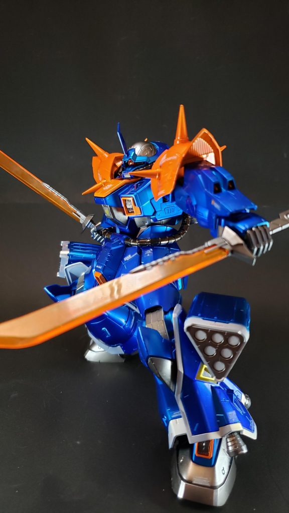 グレネードランチャー
2連装式で両腕に装備する。威嚇や牽制が主用途だが、敵機の部位破壊から携行装備の破壊が可能な威力を有している