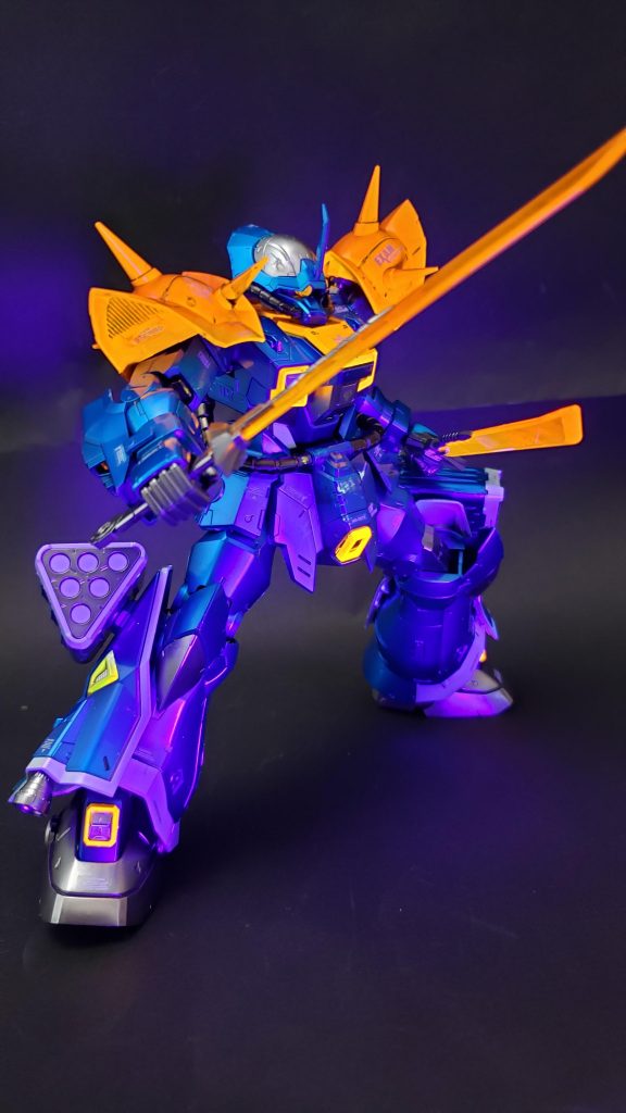 ミサイルポッド
三角柱の形状をした6連装式のミサイルポッド。脚部にマウントされる。使用後は排除される