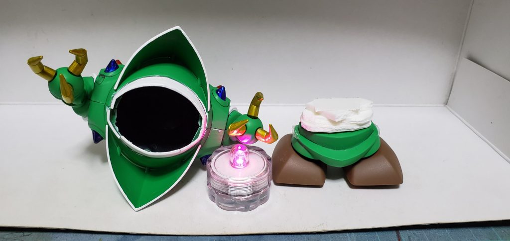 ゾックリスマスツリー。ダイソーの水中(潜水？)ライトによりモノアイが様々な色に光ります。モノアイを星形に切り、裏から透明なシートを貼っています。