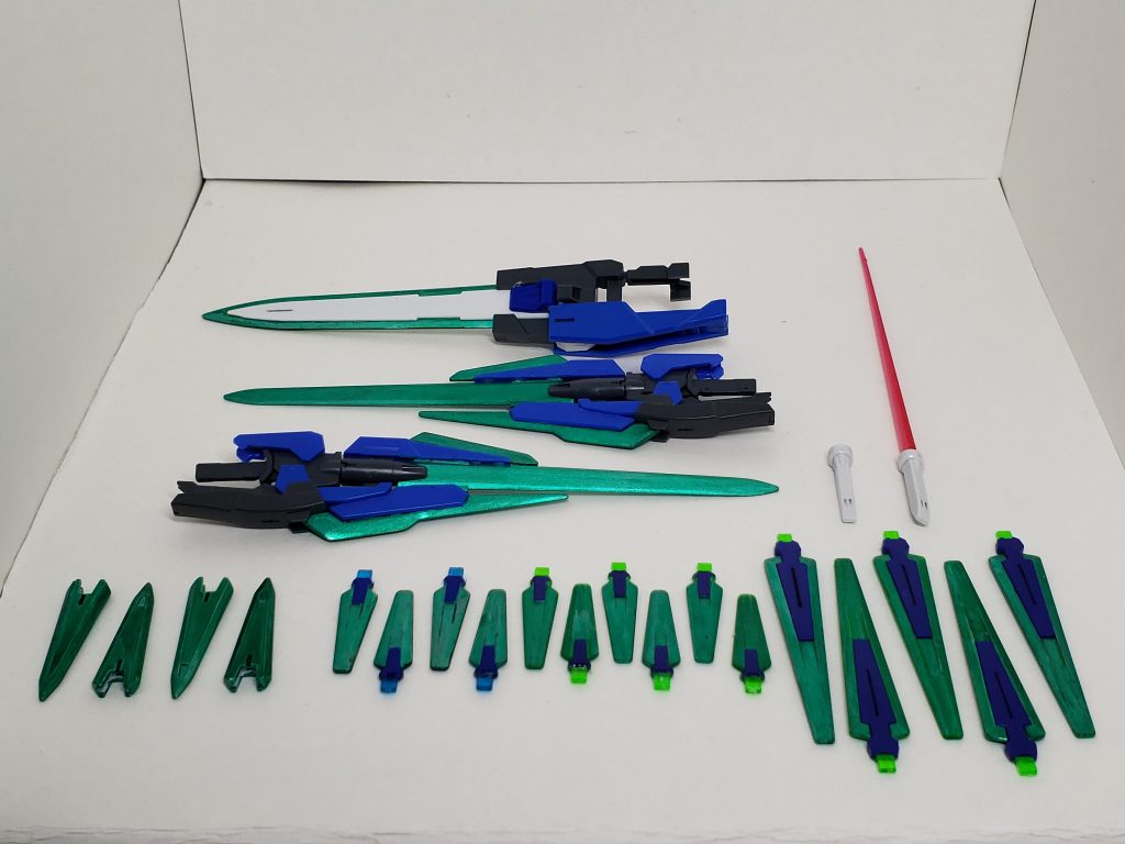 武装一覧
上から
ブレイクソード×1
ブレイクセイバー×2
アンカーエッジ×4
ソードビット小×10
ソードビット大×5
ビームサーベル×2
また、機体内蔵武装として
左腕部内蔵ビームサーベル×1
脚部ブレイクブレイドII×2
コアファイター先端部内装ビームサーベル×1