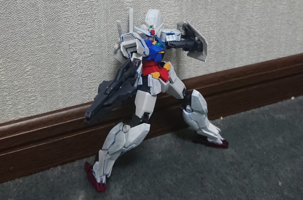 地上及び、コロニー戦に特化しているため、スラスターは1基しか備わっていないその関係で、無重力下での戦闘能力は皆無が、バックパックのオプションマウントに外付けのスラスターを取り付けることで、宇宙戦に対応することが可能である。