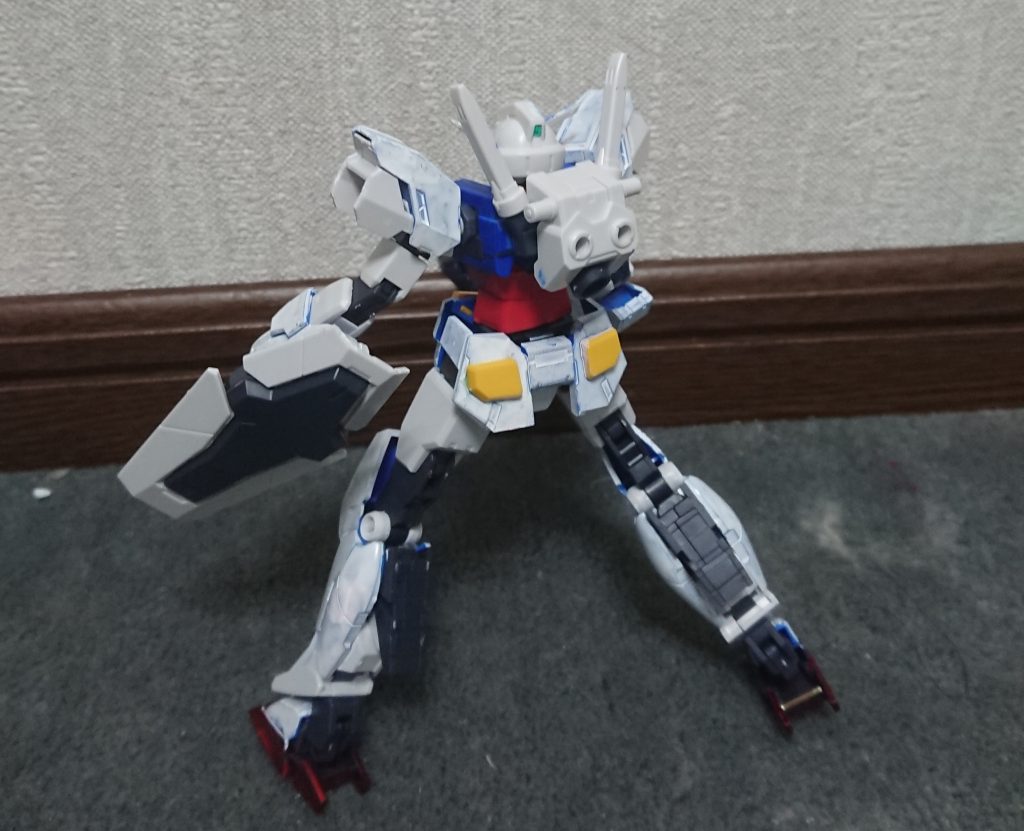 ビームサーベル
2本備わっている格闘用兵装。対MS戦ではビームライフルとともによく使用される。
シールド
防御用兵装。ルナチタニウム合金製のシールドであるため、強度は高い。