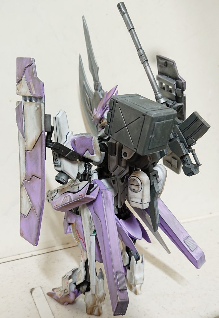 腰のブースターにプラ板で作ったアーマーを着けました。
腕もプラ板で自作したものを取り付けてます。
背中の武器は別売りパーツです。
バルバトスは武骨な感じなので、ビーム兵器より
ミサイルとかマシンガンが似合うと思い取り付けました。