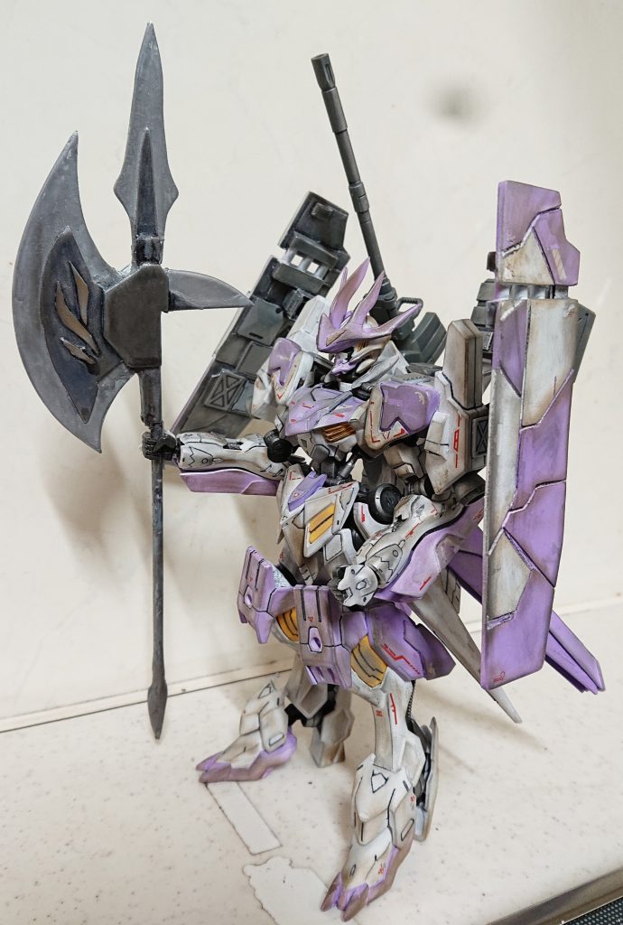 斧も作ってみました。
やっぱりバルバトスは武骨な武器が似合います。