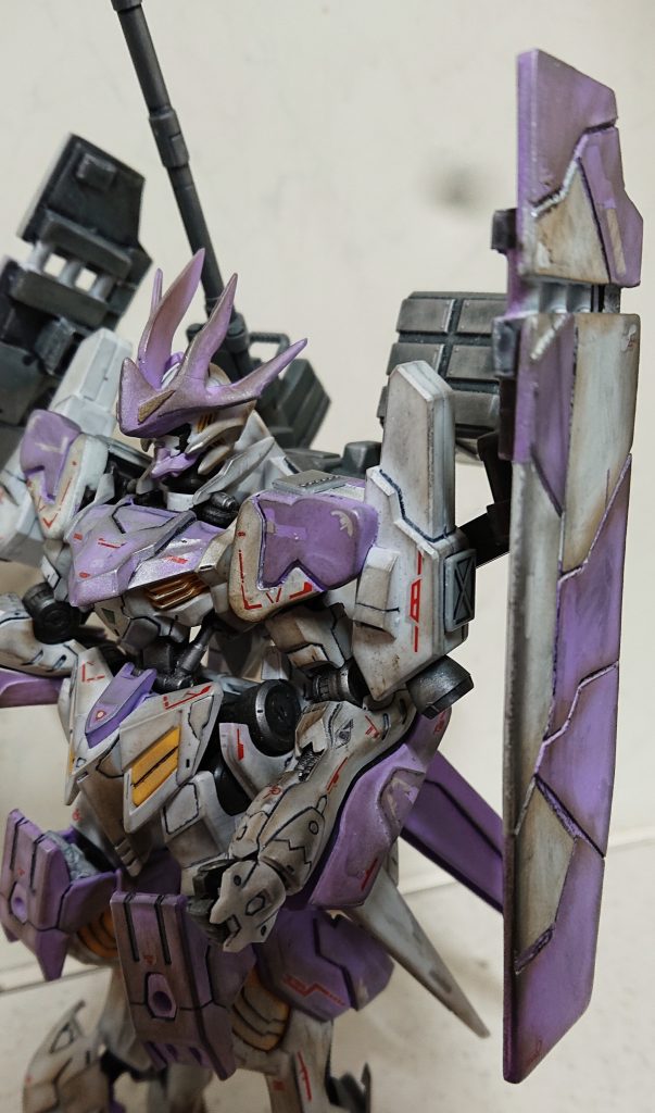 元の角にプラ板とパテで改造
両肩アーマーは自作と別売りパーツ使用
盾はプラ板で自作しました。
キットの余り品とランナーで取り付けてます。