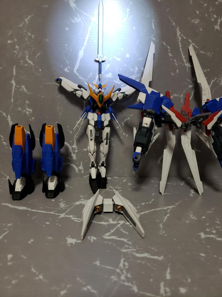 ソウルアーマー。ガンダムブレイブのパワーアップパーツであり、搭乗者の闘気が最大に達した時に召喚される。主に上半身と下肢に分割されており、巨躯の機動性を補うため補助ブースターも付加される。