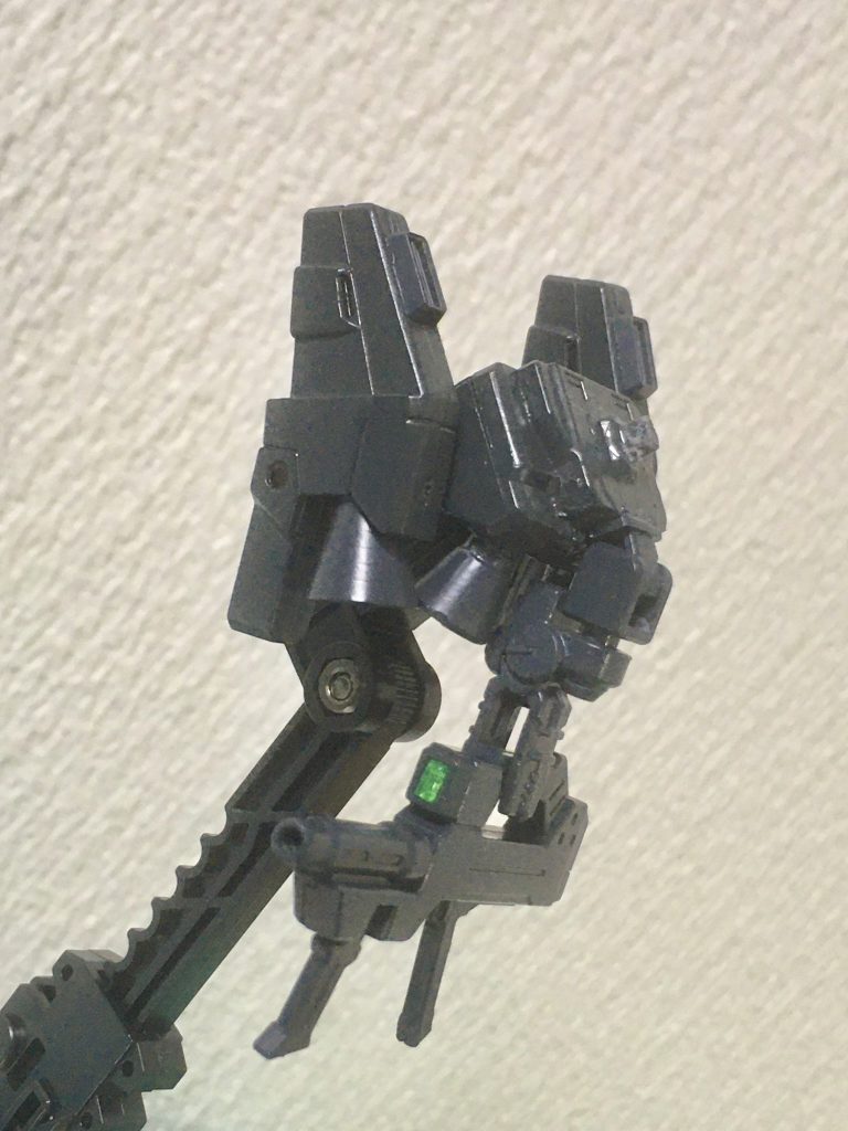 ヒートショーテルやバックパックはカスタムの方がカッコいいので、元のサンドロックのバックパックの背中に挿す面だけ残して平にしたカスタムのバックパックを接着して載せ換えてます。

メインバーニア下の接続パーツはビームマシンガンを懸架するのに加え、今後製作するアーマディロ装備固定用にも使う予定です。