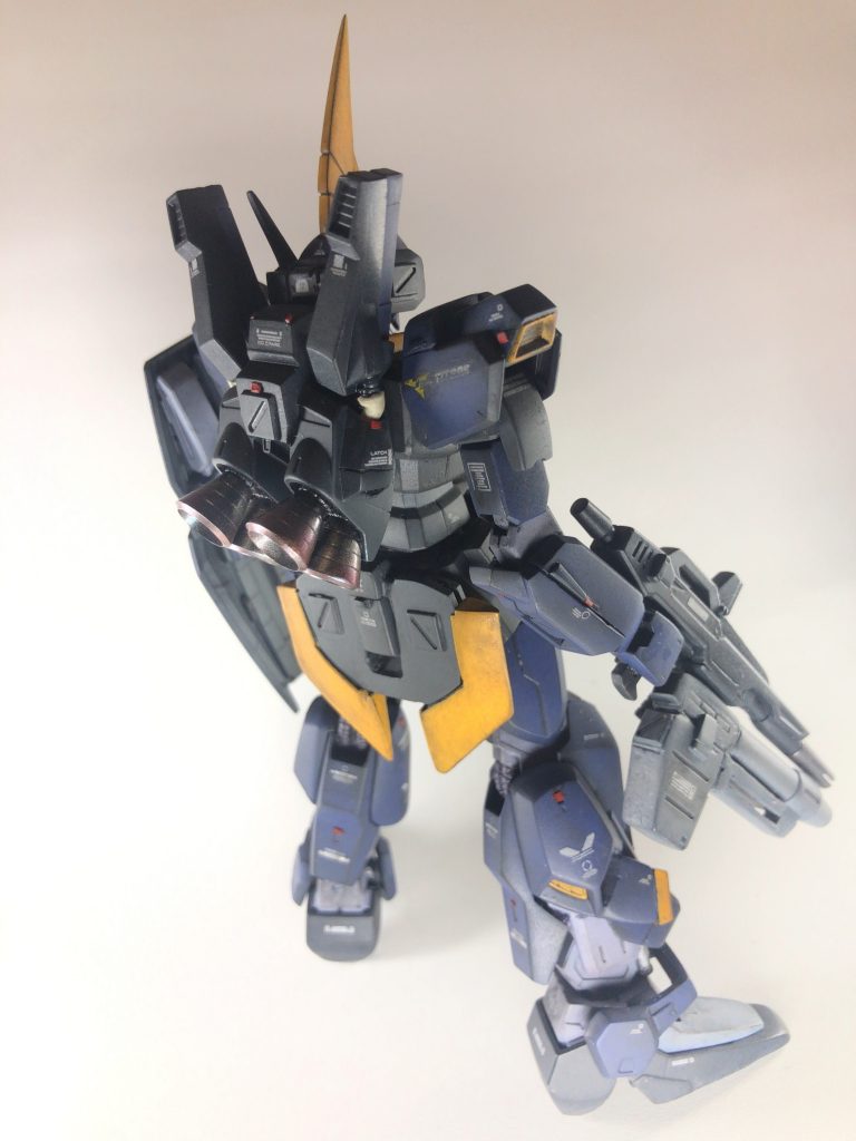 バックショットです(o^^o)

バーニアは市販パーツのバーニアに替え、下地は黒でガイアカラーのスターブライトシルバーを吹き、その上にセリアの例の偏光塗料を吹きました( ´∀｀)