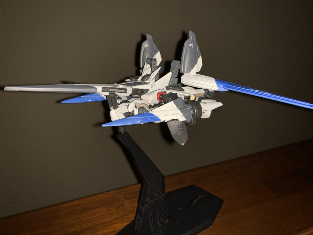 クルージングポジションその2大気圏内用の翼と、バインダーをフライトモードに展開した巡航形態。戦闘時にはバインダーは上記の高機動モードと同じ形態をとる設定です。