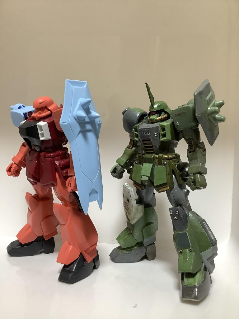 初めて改造の主な改修点。
目玉のクリアビーズ化。
胸板コックピット分のディテールアップ。
腰の二重アーマー化。
両肩スパイクの先端カット。
メタルビーズ埋め込み。
多少の合わせ目消し。