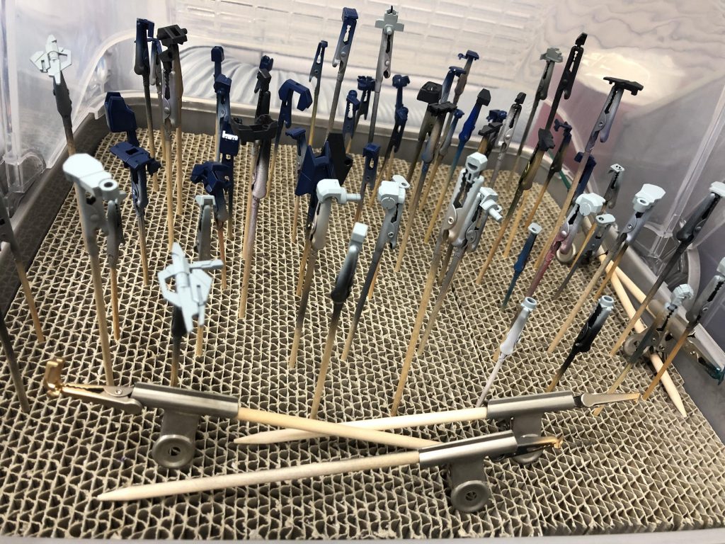 塗装はエアブラシで行い、塗料はMr.COLORのブルーFS15044、エアクラフトグレー、ゴールド、クリアブルー、ジャーマングレーとホワイトの調色カラーを使用しました。