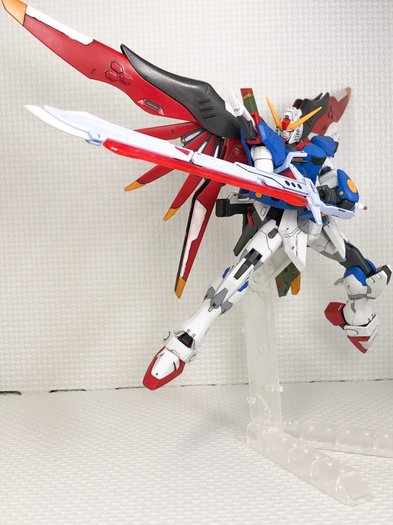 アロンダイトを構えた姿です。クリアパーツは、淡いピンクだったので、クリアレッドで少し色味を濃くしています。