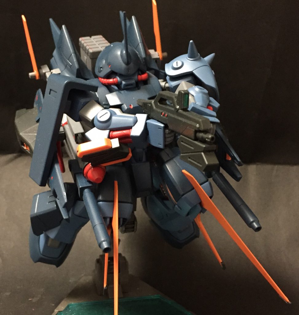 ・ビームライフル / TR-1[ヘイズル]から綿々と使用されている基本的な装備。Eパックを複数携行することにより、継戦能力が向上。精密射撃には両手持ちが推奨される。