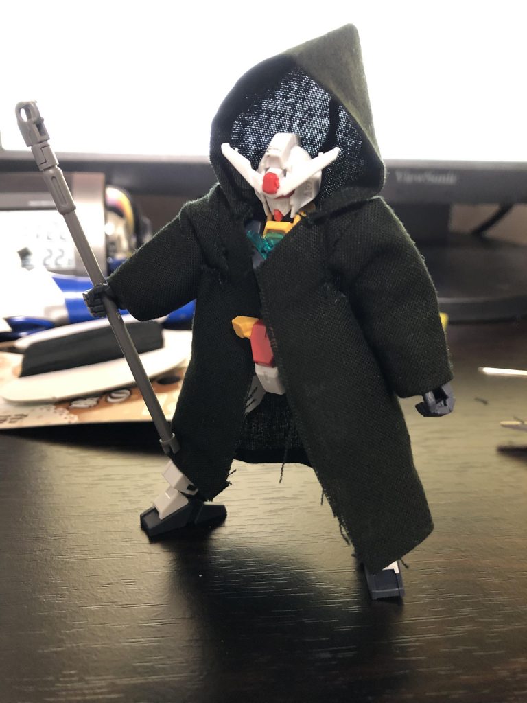 当初は死神のイメージでローブを縫ってましたがうまくいかず断念。人体と違って肩アーマーがあるので難しいです