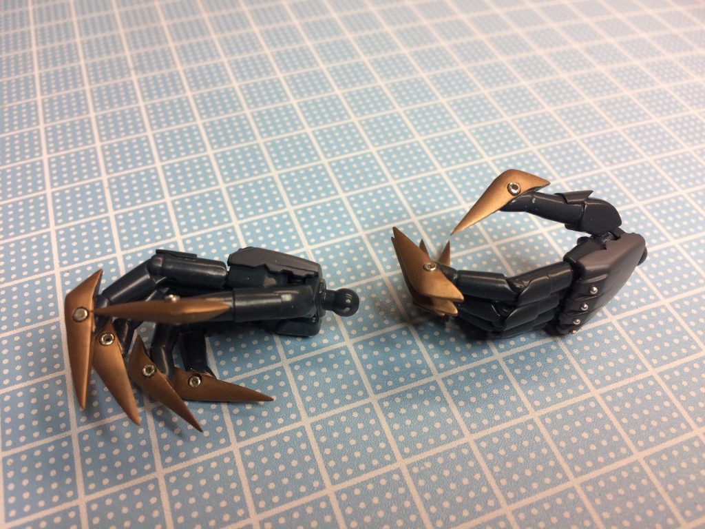 手首はバルバトスを参考に爪を伸ばしました。