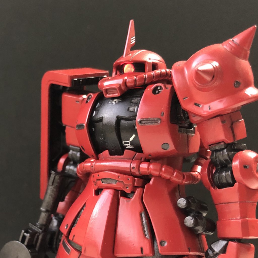 小型ライトを首の軸にすることで、頭部を押し込むとモノアイが点灯します。