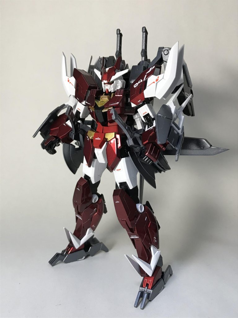 マーズフォーガンダムです。
こちらも一部スジ彫りで味付けをしました。
サブアームシールドと腰のサイドアーマーに武器を新しく追加しました。