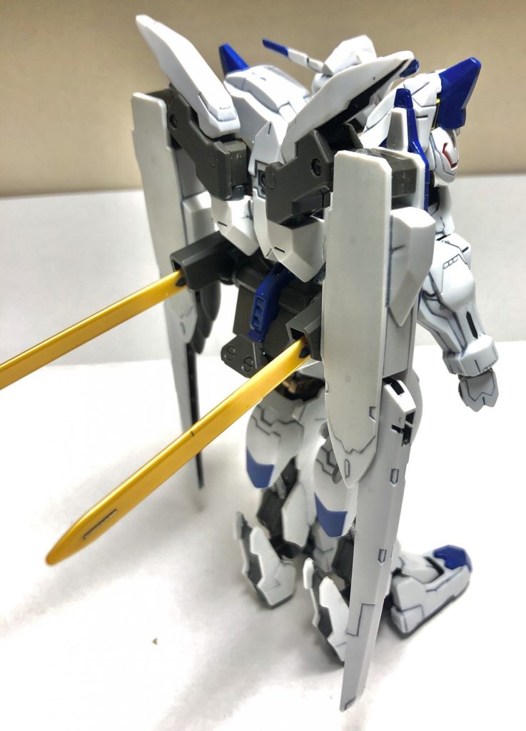 まずは素体となった、HGガンダムバエルのフロントビューとリアビューを。
此方は塗装以外殆ど手を加えていない状態です。

キットの青いカラーが何となく淡すぎる気がしたので、タミヤのコバルトブルーで少し濃いめにしました。