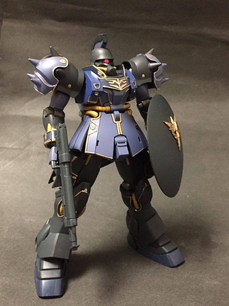 画像が少ないので早速オラ設定
「式典用ギラ・ズール」
ネオ・ジオン軍の高官及びザビ家のロイヤルガード機として改良されたギラ・ズールのバリエーション機.親衛隊機をベースに頭頂部センサー,バックパックなどを中心にマイルドな改修が施されている.