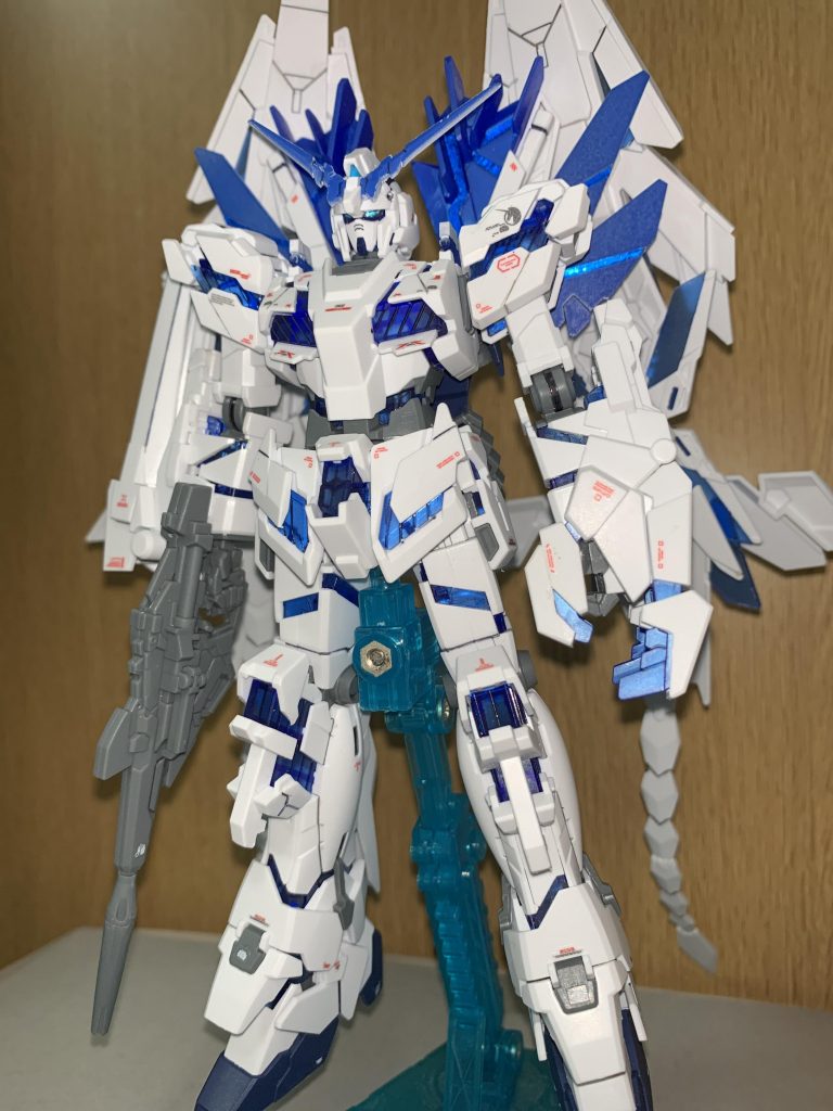 斜め前から
胸部とユニコーンマークのデカールはRG用の物を使用、他は市販デカールを散りばめて情報量を上げています。キット付属のシールはメインカメラのみ使用し、他は部分塗装してあります。