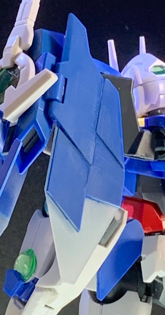 ウイングは1度ぶった切って貼り付けて、ランナータグを削りまくって平たくしたもので延長。その裏側に透明下敷きを加工したものを貼り付けました。