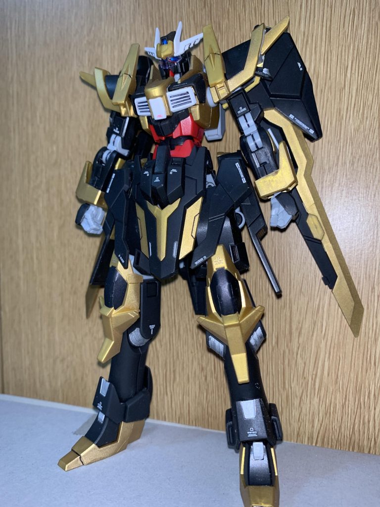 ゴールド部分を塗装したお陰で元キットより安っぽさが消えたように感じます。