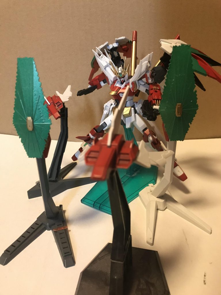 バックラービット、グリッターレヴ
バックラービットはビット状態ではビームやサーベルを出して攻撃するだけでなくビームシールドを搭載している攻防一体の遠隔武器で両腕につける事でガントレットにもなる
グリッターレヴは主に機体の援護や偵察、味方機のサポートを行う