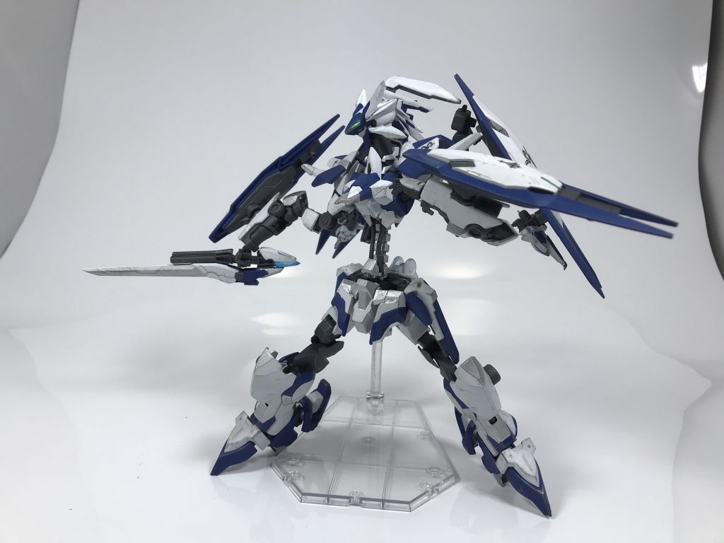 ## [カプラ・コルノ]
刃に沿うような形で魔導砲が備え付けられており、一種のガンブレードのような使い方が想定されており、斬りつけた相手にさらなる打撃を与えるための武装であるが、牽制用として直接弾丸を放つことも可能である。