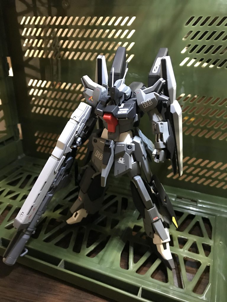 ロンドベル治安維持遊撃部隊の要望によりアナハイムがリガズィを強化改修した機体、ライトニングRGZシリーズ。5号機まで建造され、3機がロンドベル治安維持遊撃部隊に配備された。3号機は特殊戦略作戦室機動9課マサキ.ハヤト少佐の搭乗機となったが、マサキ少佐によりさらに機動力の向上、サイコフレーム、サイコミュの搭載の要望が出された。アナハイムは3号機に一部新型のサイコフレームを搭載、シナンジュスタインと同型のビームライフル、プロトフィンファンネル2基、シールドファンネル2基を搭載した。機動力向上にあっては機体腰部にテールスタビライザーを増設しているが常人ではGにに耐えられない。まさにウィザード級NTであるマサキ.ハヤト少佐専用機である。という妄想である👍