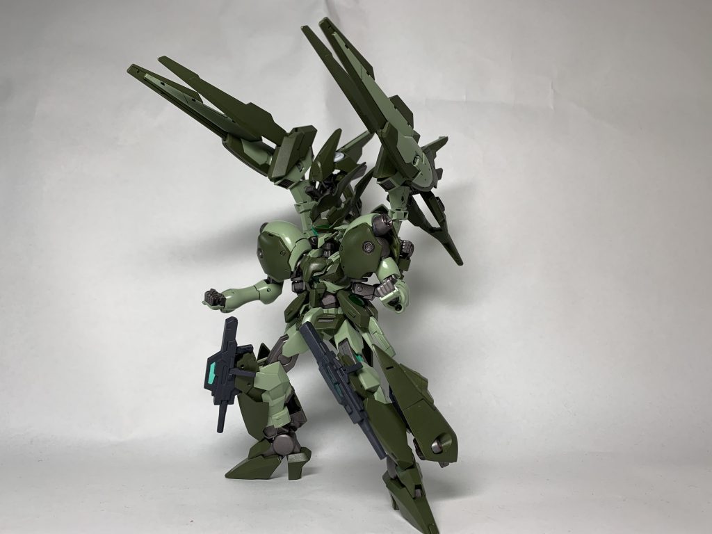 デュアルアルヴァアロンキャノン
トランザムを除けば本機の必殺兵装。
両バインダーに備えた太陽炉により、アイズガンダムの2倍の出力、2方向への発射が可能になった大出力ビームキャノン。
本来、アルヴァアロンキャノンを使用した場合は膨大な量のGN粒子を消費するが、本機は本体稼働用の3個目の太陽炉があるため、発射後も機体の運用が可能であり、一定時間後には再び発射が可能。