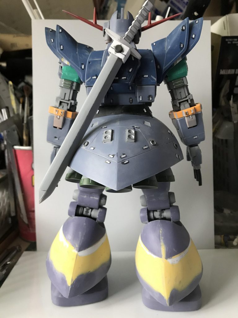 大剣は本来の位置は左腰なんですが、それだと普通のジオングにした時、穴か鞘があるから不自然になるので背中にマウントさせ大剣っぽく作りました。
剣は三角棒とプラ板で作り上げてます。