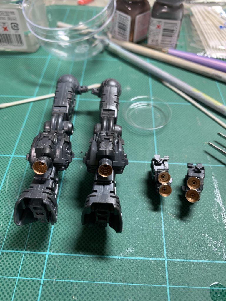 スラスターは今回既存のパーツを使わず、メタルパーツを使いました。内側をエナメルで筆塗りし、接続部はピンバイスで穴を開けて瞬接で取り付けました