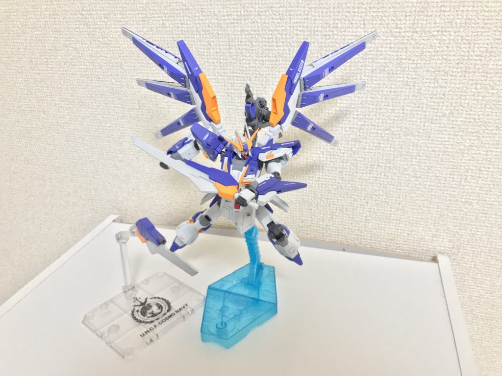 スタビレータブレード。普段はスタビライザーとして利用している背部ユニットとビームサーベルユニットを合体させることで実体剣として使用する装備である。また、単体でもブレードファンネルとしてユニットを飛ばす機能が追加されている。