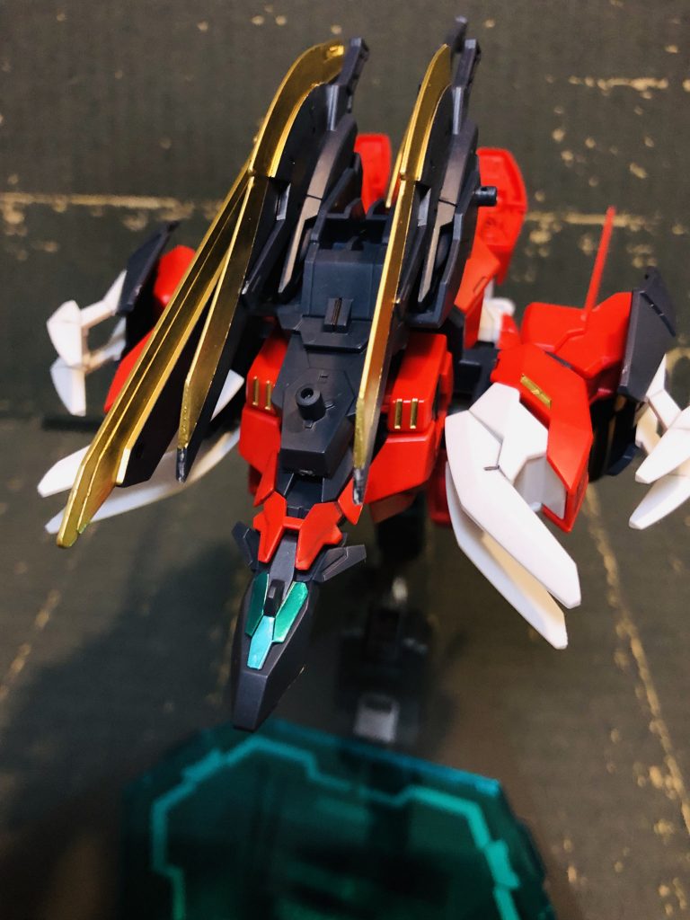 マーズアーマーにエールストライカーの
パーツを混ぜています。
バックパックのパーツはオフィシャルの
ものではなく、もう一つ大きめのバック
パックを使いました。
この大きめのバックパックのおかげで
コアドッキング後にエールストライカーの
パーツを付けることが出来ます。