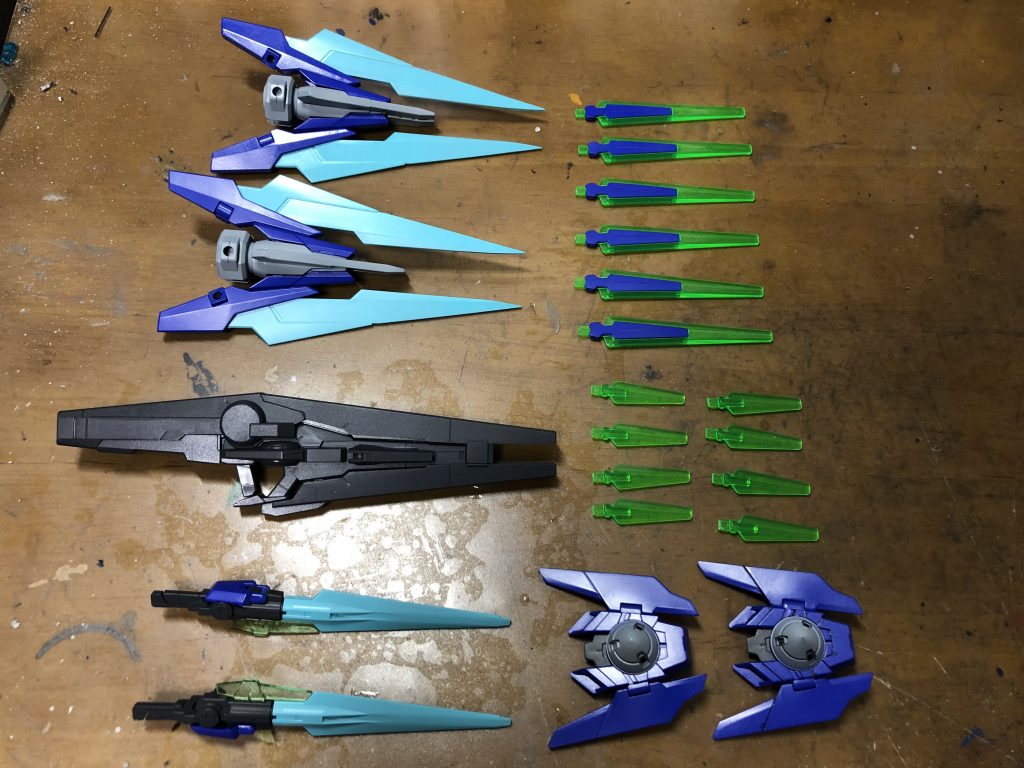 全装備です。原作で冷遇されたタイダルバズーカはスタングルライフルへの分離機構をオミットし、取り回しと引き換えに威力が向上しているというロマンあふれる妄想を盛り込んでいますが外見に変化はありません。
一応Cファンネルも元のFXと同数分装備できますが鬼のようにポロるためここでは付けていません。後ほど装備状態も載せます。