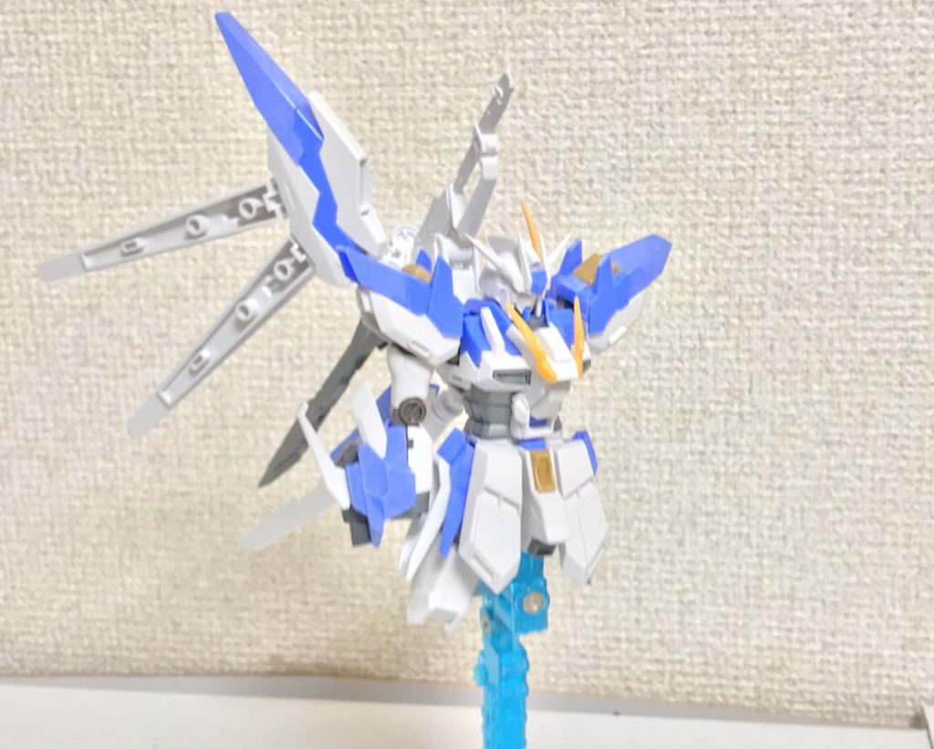 長々と失礼しました。Hi-νガンダムヴレイブを自分好みに改修したやつです。基本的な工作としてはダブルオースカイのものとカレトヴルッフ炎を組み合わせた対艦刀を背負わせ、腰が反れる対策のために接続軸を1mm延長、股間の接続をボールジョイントから軸関節に変更し、アンテナの大型化、右腕部をボックスタイプビームサーベルに変更、胸部と頭部側面にアンテナを増やしている他、左肘もパテで適当に大型化+予備ビームサーベルユニットも1mm笠増しし、つま先を好みで大体3mm延長、肩の天面と脚部裏に増加スラスターを配置しています。