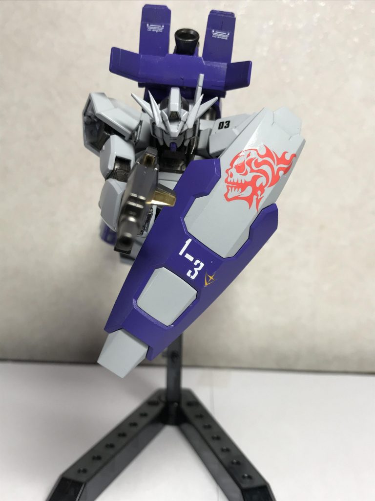 ライフルで！！確かフリットがage2のビックリング防衛戦でこんな感じで登場したので真似してみました！
自分は結構お気に入りの写真です！‪✌︎('ω')✌︎

シールドについているマークはパイロットのレット・ディストのマークでありファントムスイープの名を持つ(デカールがファントムスイープ隊に似ているからですw)