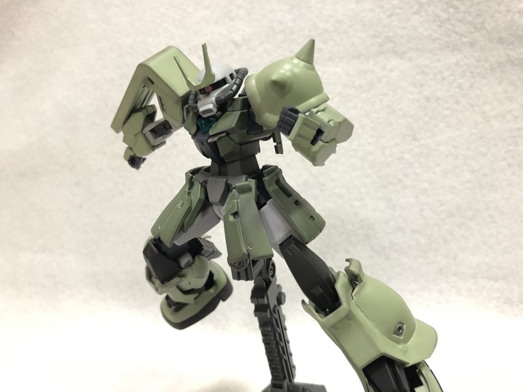 ザクアーマーを装着する事で、ジオネットザクに。全てにおいてバランスの取れた機体となります。