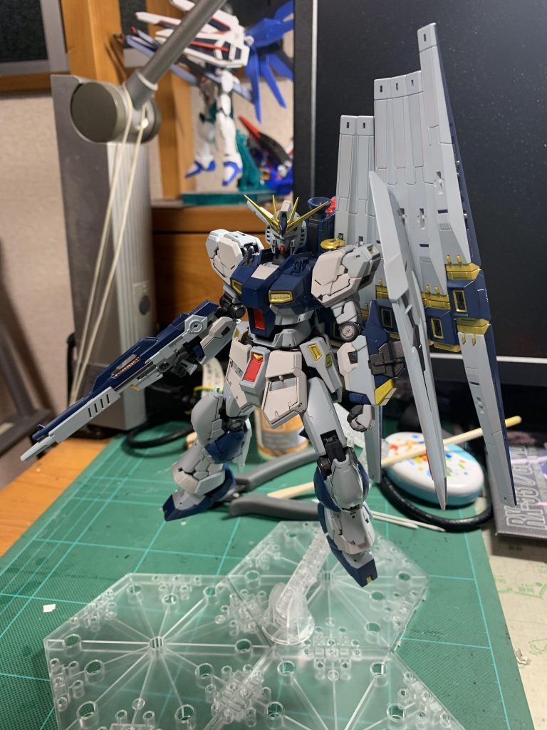 ホワイトの他には青みを強くしたかったのでダークブルーを、イエロー部はメタリックに全塗装しました。サフには白サフ、フレーム部はガイアのメカサフをそのまま吹き付けました