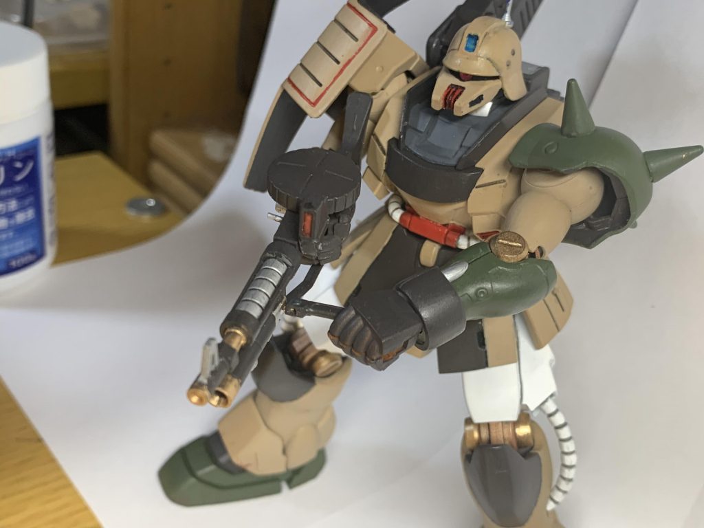 ギラ・マシンガン。ギラズールのビームマシンガンからパーツを拝借しセンサー部、グレネードランチャー、銃口を変更。
その正体はザクマシンガンなので、大した火力はない。