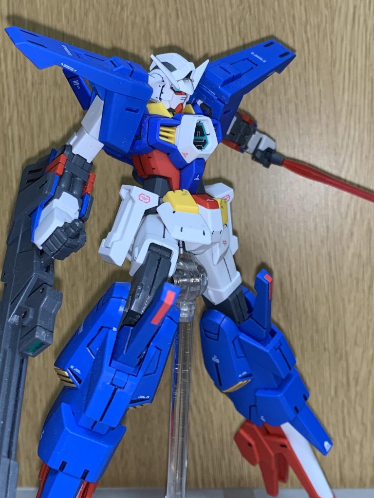 ビームサーベル、AGE1のはZZⅡの手では握れないので別キットのを拝借してます。また、ZZⅡの脚部は太腿にサイドスカートが着きますが、AGE1のと干渉するため省いてます。