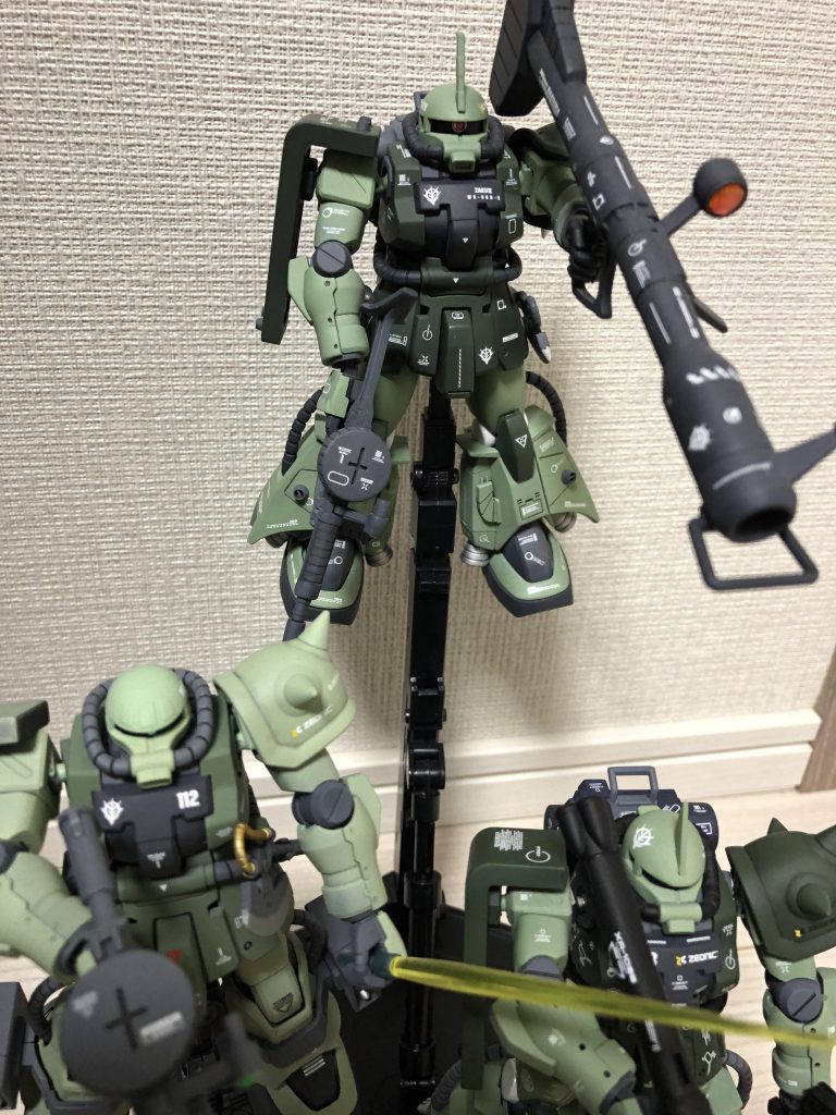 R2とF2のミキシングです。これは以前に作成したものになります。これは隊長機の位置付けとして中央に配置してジャイアントバズを持たせました😊